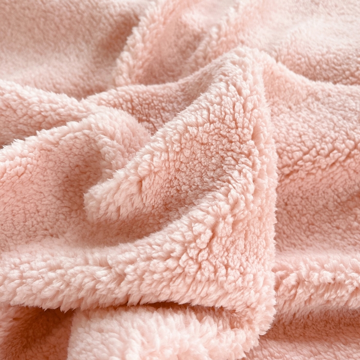 91家纺网 家纺一手货源 找家纺 牵依 2025新款羊羔绒牛奶绒毛巾绣四件套 腊肠狗