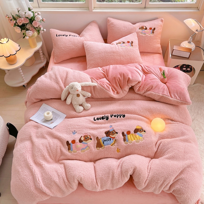 91家纺网 家纺一手货源 找家纺 牵依 2025新款羊羔绒牛奶绒毛巾绣四件套 腊肠狗