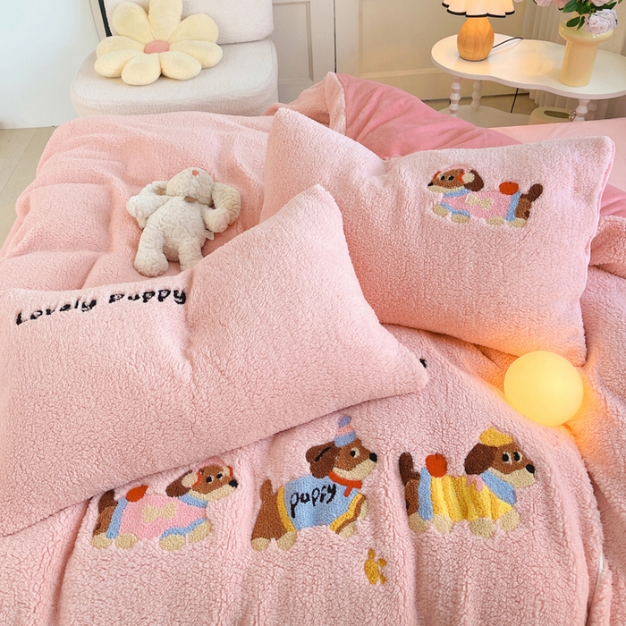 91家纺网 家纺一手货源 找家纺 牵依 2025新款羊羔绒牛奶绒毛巾绣四件套 腊肠狗