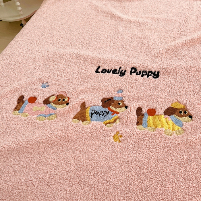 91家纺网 家纺一手货源 找家纺 牵依 2025新款羊羔绒牛奶绒毛巾绣四件套 腊肠狗