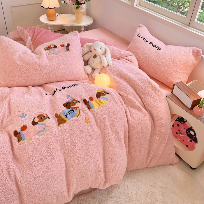 91家纺网 家纺一手货源 找家纺 牵依 2025新款羊羔绒牛奶绒毛巾绣四件套 腊肠狗