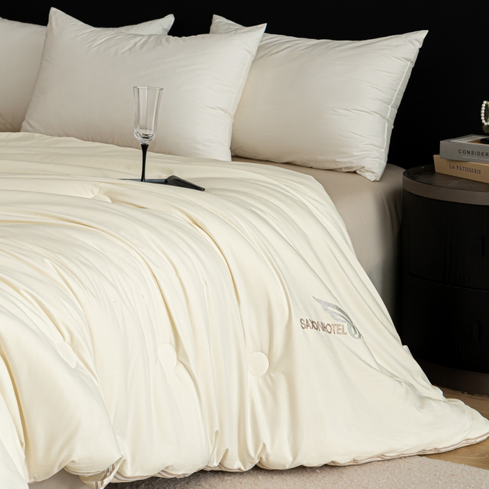 91家纺网 家纺一手货源 找家纺 （总）丽卡家纺 2025年秋冬新品莱卡羊绒被被子被芯（常规生产款为春秋被和冬被，常规尺寸为200*230/220*240cm，其他特殊尺寸/加厚款接受下单定制）