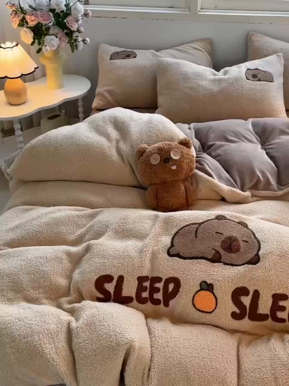 91家纺网 家纺一手货源 找家纺 牵依 2025新款羊羔绒牛奶绒毛巾绣四件套 卡皮巴拉