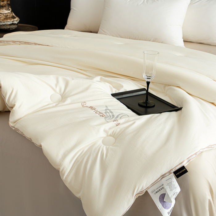 91家纺网 家纺一手货源 找家纺 （总）丽卡家纺 2025年秋冬新品莱卡羊绒被被子被芯（常规生产款为春秋被和冬被，常规尺寸为200*230/220*240cm，其他特殊尺寸/加厚款接受下单定制）