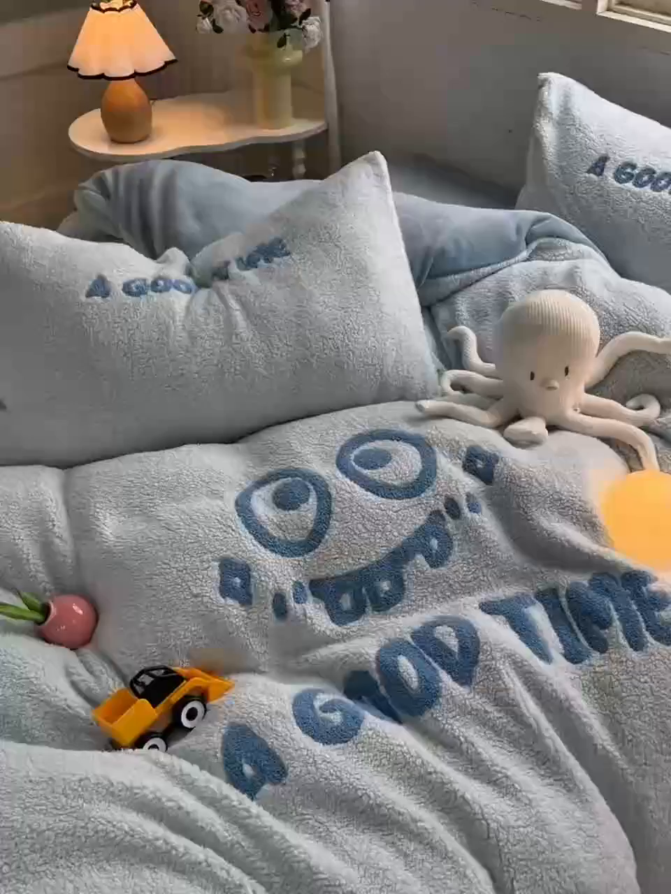 91家纺网 家纺一手货源 找家纺 牵依 2025新款羊羔绒牛奶绒毛巾绣四件套 大眼仔