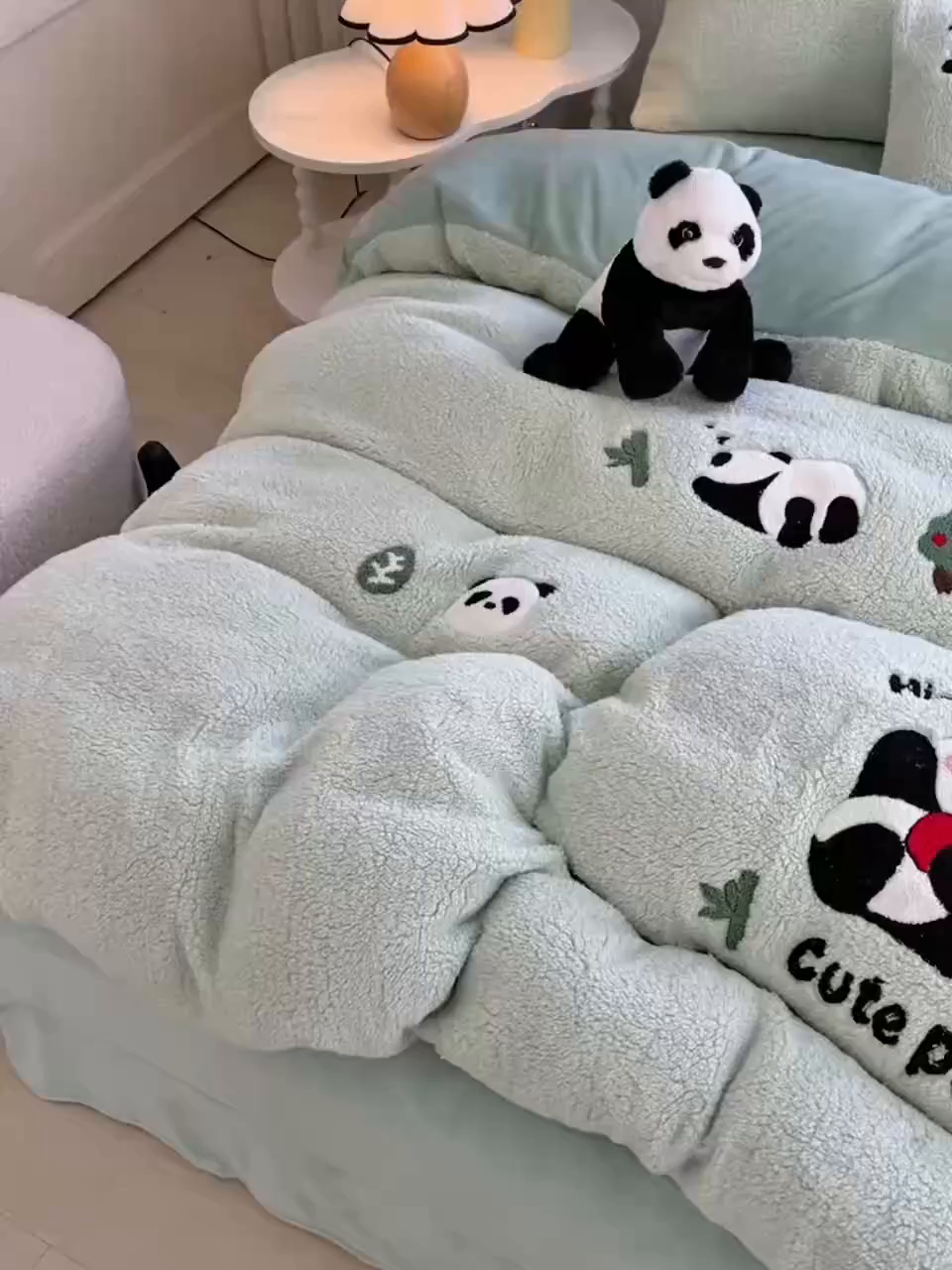 91家纺网 家纺一手货源 找家纺 牵依 2025新款羊羔绒牛奶绒毛巾绣四件套 熊猫乐园