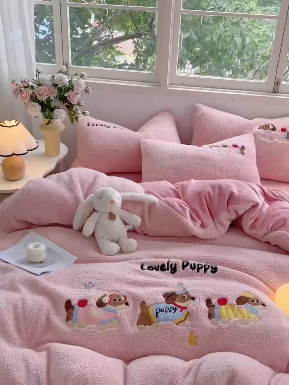 91家纺网 家纺一手货源 找家纺 牵依 2025新款羊羔绒牛奶绒毛巾绣四件套 腊肠狗