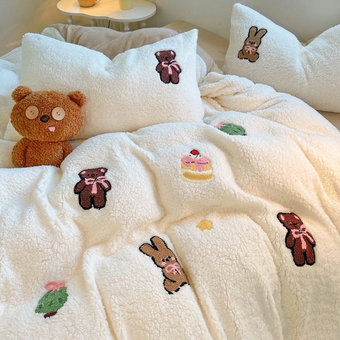 91家纺网 家纺一手货源 找家纺 牵依 2025新款羊羔绒牛奶绒毛巾绣四件套 奇妙兔