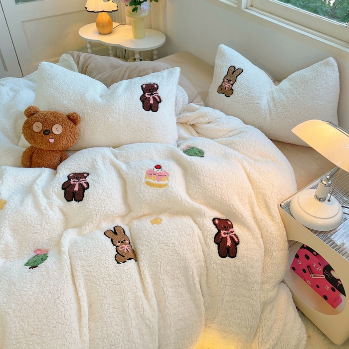 91家纺网 家纺一手货源 找家纺 牵依 2025新款羊羔绒牛奶绒毛巾绣四件套 奇妙兔