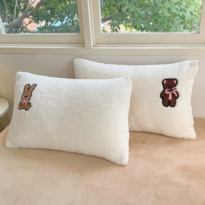 91家纺网 家纺一手货源 找家纺 牵依 2025新款羊羔绒牛奶绒毛巾绣四件套 奇妙兔