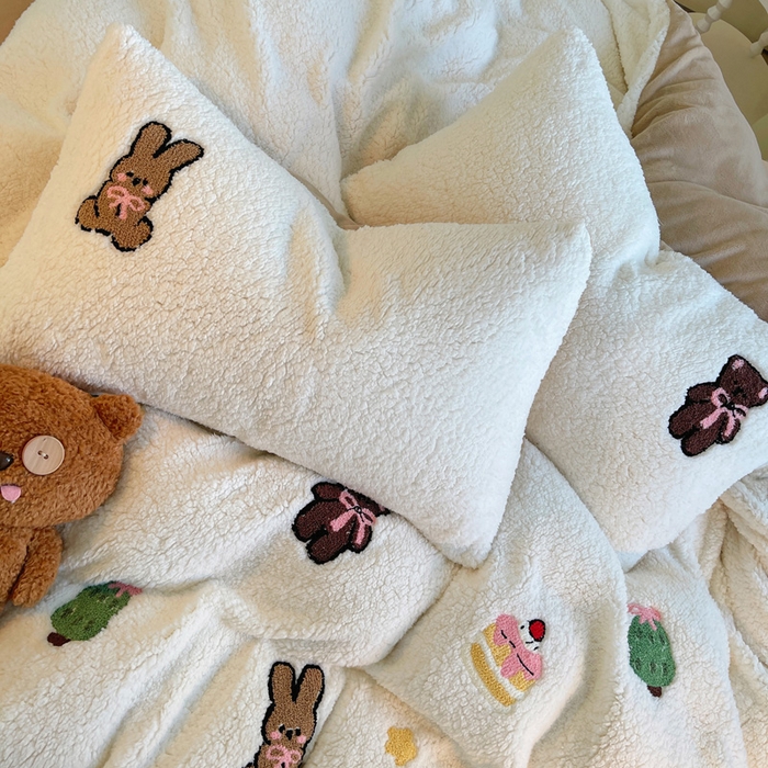 91家纺网 家纺一手货源 找家纺 牵依 2025新款羊羔绒牛奶绒毛巾绣四件套 奇妙兔