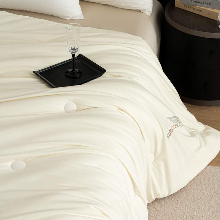 91家纺网 家纺一手货源 找家纺 丽卡家纺 2025年秋冬新品莱卡羊绒被被子被芯（常规生产款为春秋被和冬被，常规尺寸为200*230/220*240cm，其他特殊尺寸/加厚款接受下单定制） 莱卡羊绒被-白色