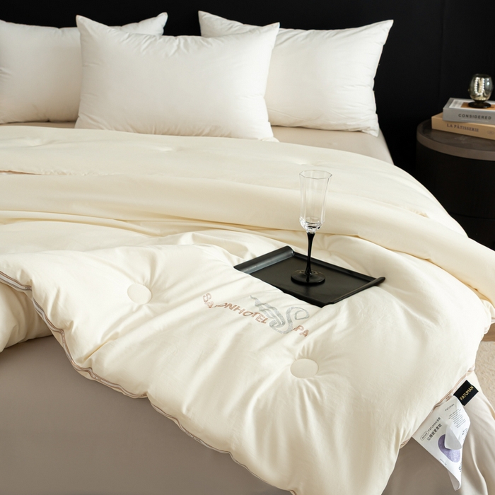 91家纺网 家纺一手货源 找家纺 丽卡家纺 2025年秋冬新品莱卡羊绒被被子被芯（常规生产款为春秋被和冬被，常规尺寸为200*230/220*240cm，其他特殊尺寸/加厚款接受下单定制） 莱卡羊绒被-白色