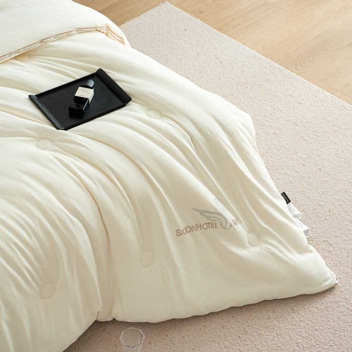 91家纺网 家纺一手货源 找家纺 丽卡家纺 2025年秋冬新品莱卡羊绒被被子被芯（常规生产款为春秋被和冬被，常规尺寸为200*230/220*240cm，其他特殊尺寸/加厚款接受下单定制） 莱卡羊绒被-白色