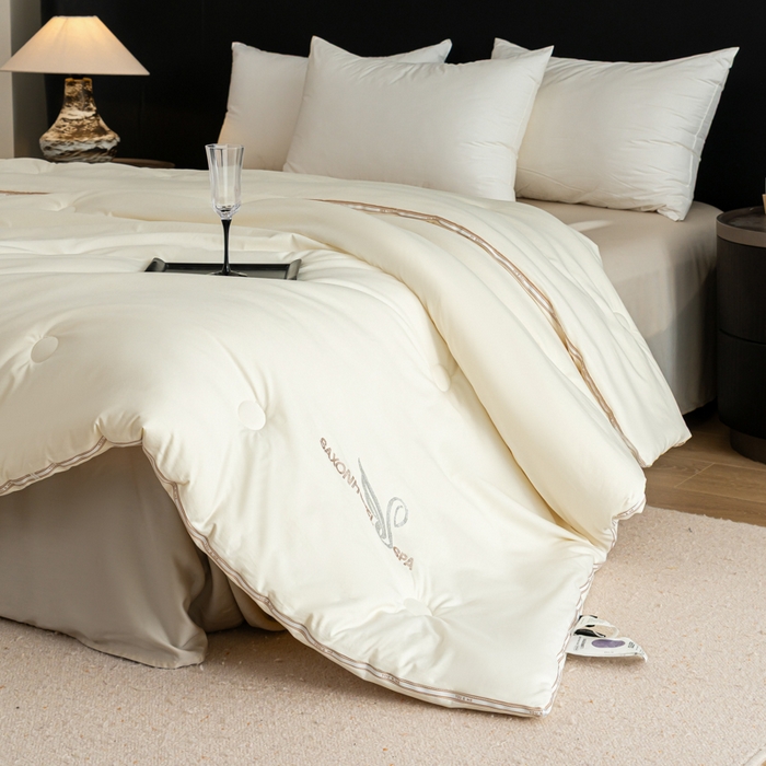 91家纺网 家纺一手货源 找家纺 丽卡家纺 2025年秋冬新品莱卡羊绒被被子被芯（常规生产款为春秋被和冬被，常规尺寸为200*230/220*240cm，其他特殊尺寸/加厚款接受下单定制） 莱卡羊绒被-白色