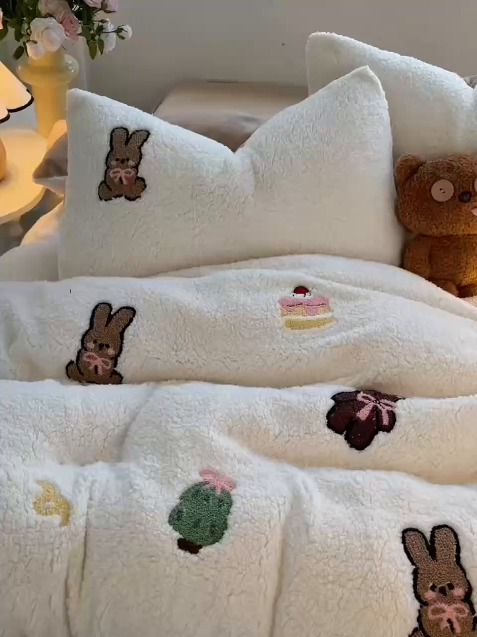 91家纺网 家纺一手货源 找家纺 牵依 2025新款羊羔绒牛奶绒毛巾绣四件套 奇妙兔