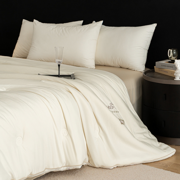 91家纺网 家纺一手货源 找家纺 丽卡家纺 2025年秋冬新品丽妃羊绒被被子被芯（常规生产款为春秋被和冬被，常规尺寸为200*230/220*240cm，其他特殊尺寸/加厚款接受下单定制） 丽妃羊绒被-白色