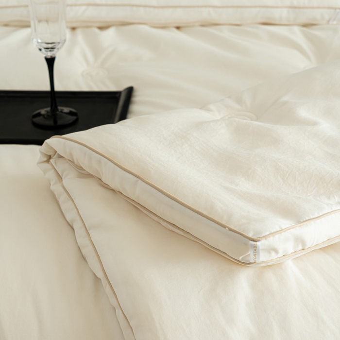 91家纺网 家纺一手货源 找家纺 丽卡家纺 2025年秋冬新品丽妃羊绒被被子被芯（常规生产款为春秋被和冬被，常规尺寸为200*230/220*240cm，其他特殊尺寸/加厚款接受下单定制） 丽妃羊绒被-白色