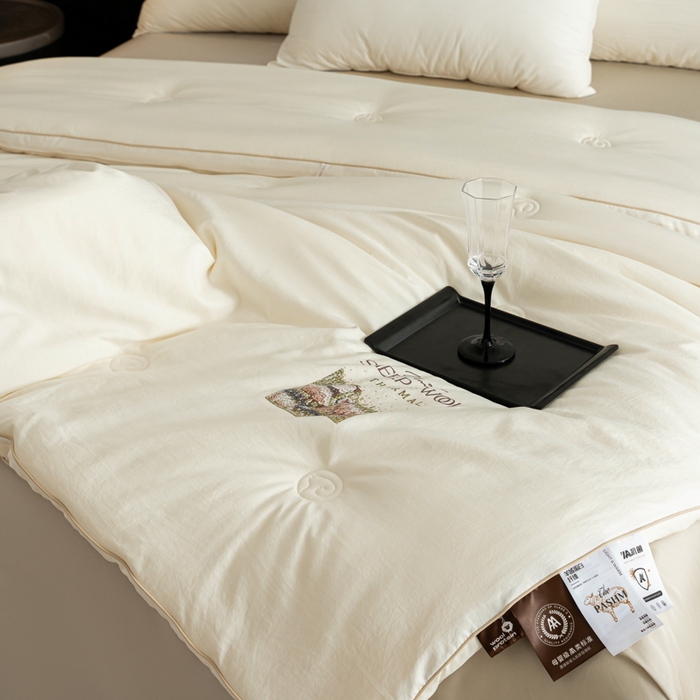 91家纺网 家纺一手货源 找家纺 丽卡家纺 2025年秋冬新品丽妃羊绒被被子被芯（常规生产款为春秋被和冬被，常规尺寸为200*230/220*240cm，其他特殊尺寸/加厚款接受下单定制） 丽妃羊绒被-白色