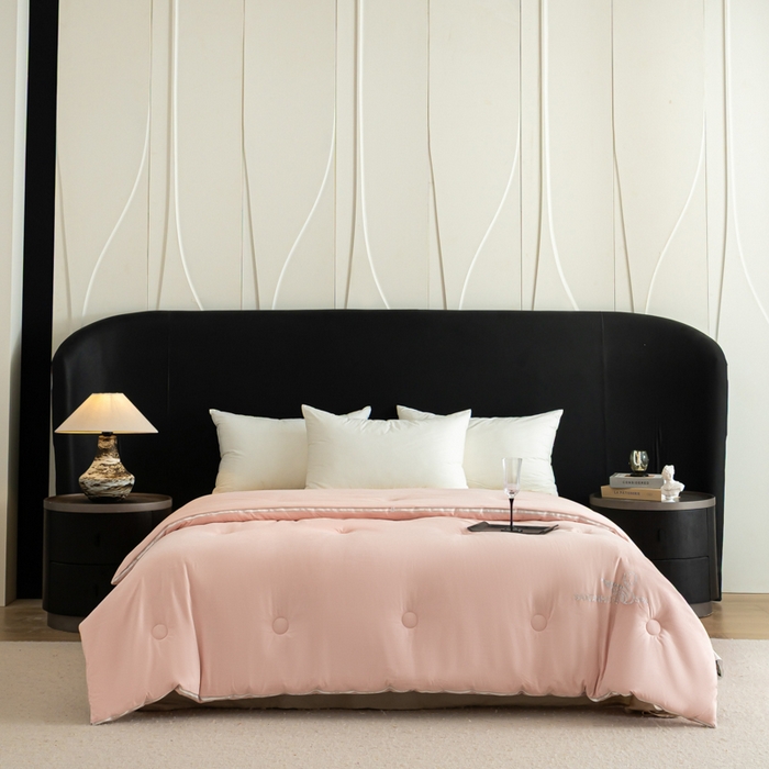 91家纺网 家纺一手货源 找家纺 丽卡家纺 2025年秋冬新品莱卡羊绒被被子被芯（常规生产款为春秋被和冬被，常规尺寸为200*230/220*240cm，其他特殊尺寸/加厚款接受下单定制） 莱卡羊绒被-粉色