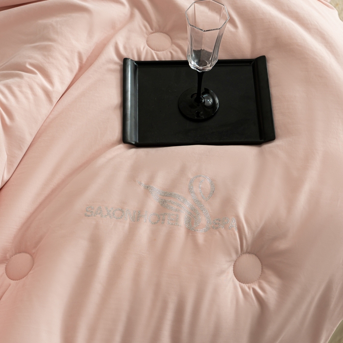 91家纺网 家纺一手货源 找家纺 丽卡家纺 2025年秋冬新品莱卡羊绒被被子被芯（常规生产款为春秋被和冬被，常规尺寸为200*230/220*240cm，其他特殊尺寸/加厚款接受下单定制） 莱卡羊绒被-粉色