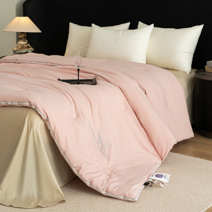 91家纺网 家纺一手货源 找家纺 丽卡家纺 2025年秋冬新品莱卡羊绒被被子被芯（常规生产款为春秋被和冬被，常规尺寸为200*230/220*240cm，其他特殊尺寸/加厚款接受下单定制） 莱卡羊绒被-粉色