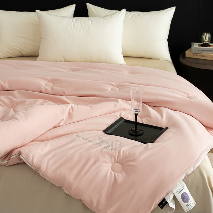 91家纺网 家纺一手货源 找家纺 丽卡家纺 2025年秋冬新品莱卡羊绒被被子被芯（常规生产款为春秋被和冬被，常规尺寸为200*230/220*240cm，其他特殊尺寸/加厚款接受下单定制） 莱卡羊绒被-粉色