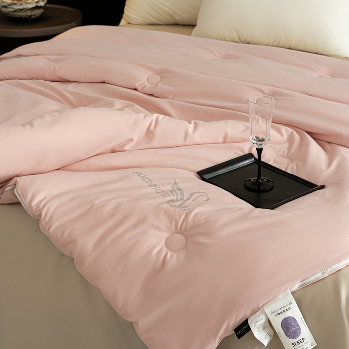 91家纺网 家纺一手货源 找家纺 丽卡家纺 2025年秋冬新品莱卡羊绒被被子被芯（常规生产款为春秋被和冬被，常规尺寸为200*230/220*240cm，其他特殊尺寸/加厚款接受下单定制） 莱卡羊绒被-粉色