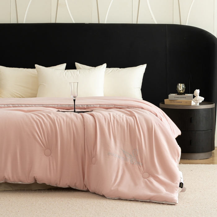 91家纺网 家纺一手货源 找家纺 丽卡家纺 2025年秋冬新品莱卡羊绒被被子被芯（常规生产款为春秋被和冬被，常规尺寸为200*230/220*240cm，其他特殊尺寸/加厚款接受下单定制） 莱卡羊绒被-粉色