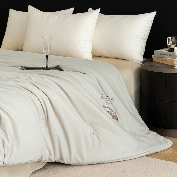 91家纺网 家纺一手货源 找家纺 丽卡家纺 2025年秋冬新品丽妃羊绒被被子被芯（常规生产款为春秋被和冬被，常规尺寸为200*230/220*240cm，其他特殊尺寸/加厚款接受下单定制） 丽妃羊绒被-灰色