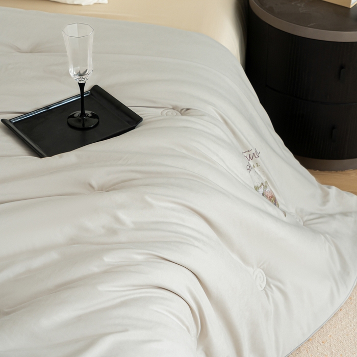 91家纺网 家纺一手货源 找家纺 丽卡家纺 2025年秋冬新品丽妃羊绒被被子被芯（常规生产款为春秋被和冬被，常规尺寸为200*230/220*240cm，其他特殊尺寸/加厚款接受下单定制） 丽妃羊绒被-灰色