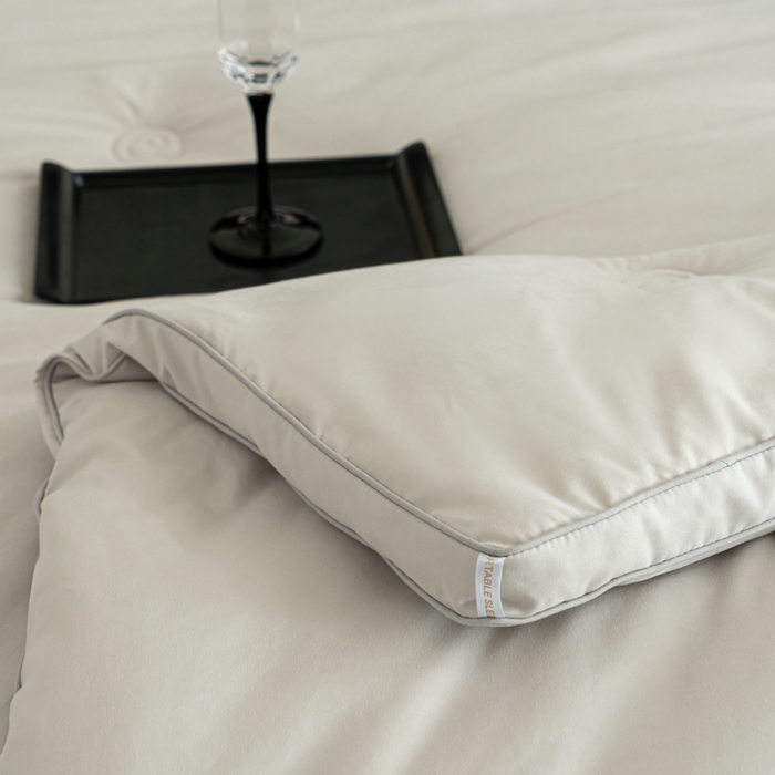 91家纺网 家纺一手货源 找家纺 丽卡家纺 2025年秋冬新品丽妃羊绒被被子被芯（常规生产款为春秋被和冬被，常规尺寸为200*230/220*240cm，其他特殊尺寸/加厚款接受下单定制） 丽妃羊绒被-灰色