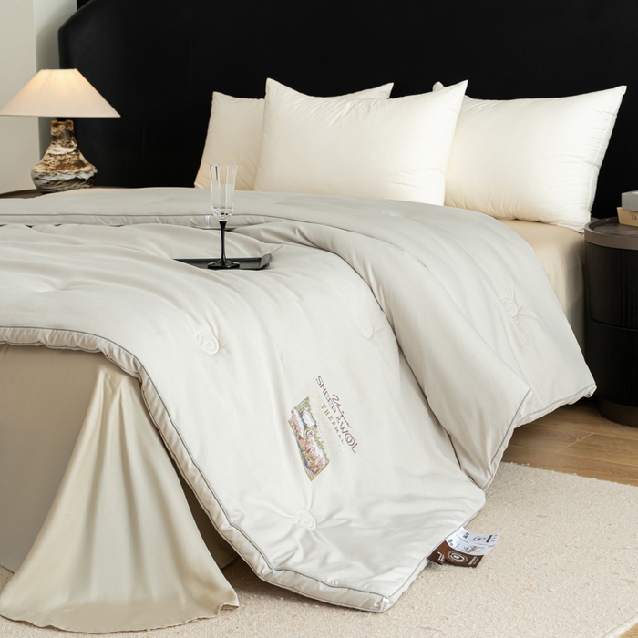 91家纺网 家纺一手货源 找家纺 丽卡家纺 2025年秋冬新品丽妃羊绒被被子被芯（常规生产款为春秋被和冬被，常规尺寸为200*230/220*240cm，其他特殊尺寸/加厚款接受下单定制） 丽妃羊绒被-灰色