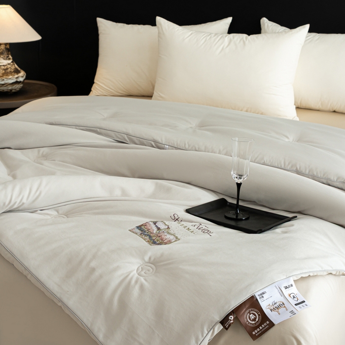 91家纺网 家纺一手货源 找家纺 丽卡家纺 2025年秋冬新品丽妃羊绒被被子被芯（常规生产款为春秋被和冬被，常规尺寸为200*230/220*240cm，其他特殊尺寸/加厚款接受下单定制） 丽妃羊绒被-灰色