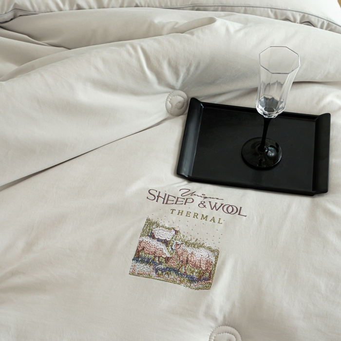 91家纺网 家纺一手货源 找家纺 丽卡家纺 2025年秋冬新品丽妃羊绒被被子被芯（常规生产款为春秋被和冬被，常规尺寸为200*230/220*240cm，其他特殊尺寸/加厚款接受下单定制） 丽妃羊绒被-灰色