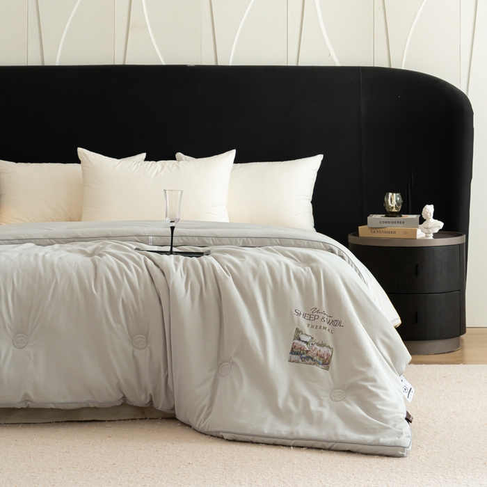 91家纺网 家纺一手货源 找家纺 丽卡家纺 2025年秋冬新品丽妃羊绒被被子被芯（常规生产款为春秋被和冬被，常规尺寸为200*230/220*240cm，其他特殊尺寸/加厚款接受下单定制） 丽妃羊绒被-灰色