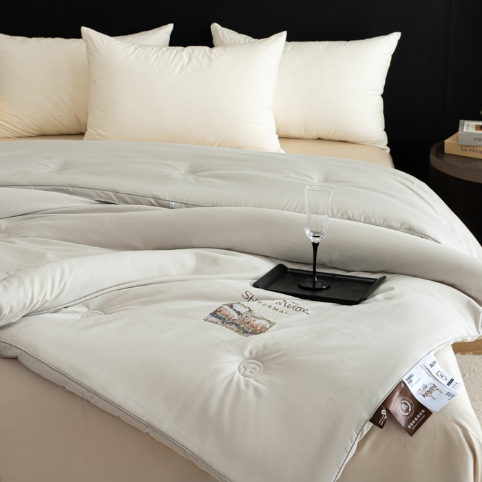 91家纺网 家纺一手货源 找家纺 丽卡家纺 2025年秋冬新品丽妃羊绒被被子被芯（常规生产款为春秋被和冬被，常规尺寸为200*230/220*240cm，其他特殊尺寸/加厚款接受下单定制） 丽妃羊绒被-灰色