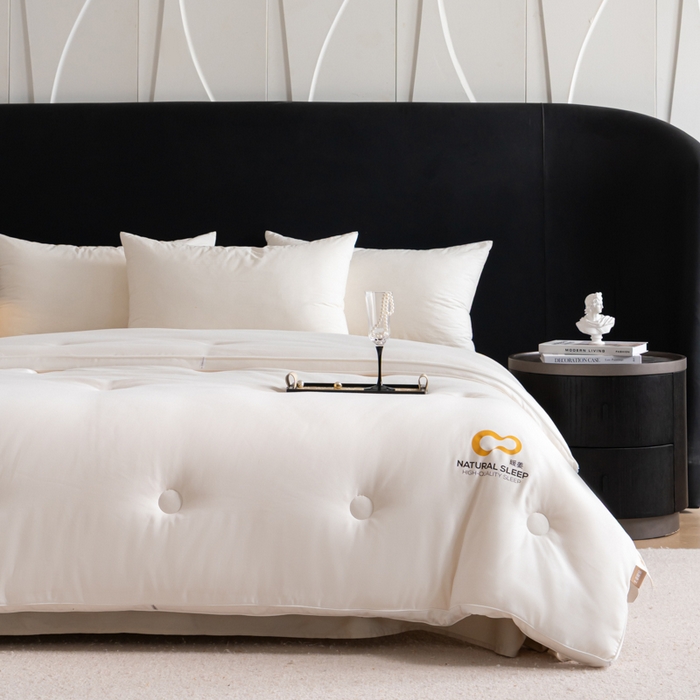 91家纺网 家纺一手货源 找家纺 丽卡家纺 2025年秋冬新品好运来暖姜被被子被芯（常规生产款为春秋被和冬被，常规尺寸为200*230和220*240cm，其他特殊尺寸/加厚款接受下单定制） 好运来暖姜被-白色