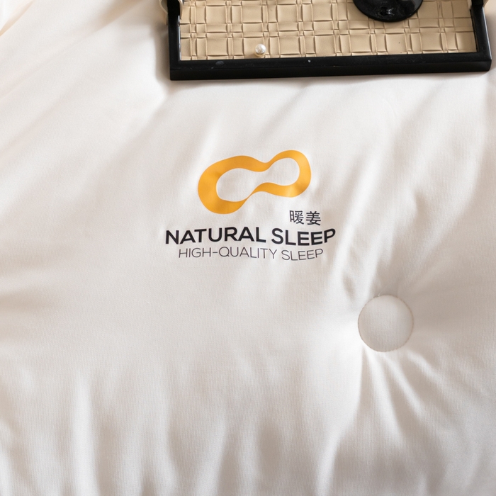 91家纺网 家纺一手货源 找家纺 丽卡家纺 2025年秋冬新品好运来暖姜被被子被芯（常规生产款为春秋被和冬被，常规尺寸为200*230和220*240cm，其他特殊尺寸/加厚款接受下单定制） 好运来暖姜被-白色