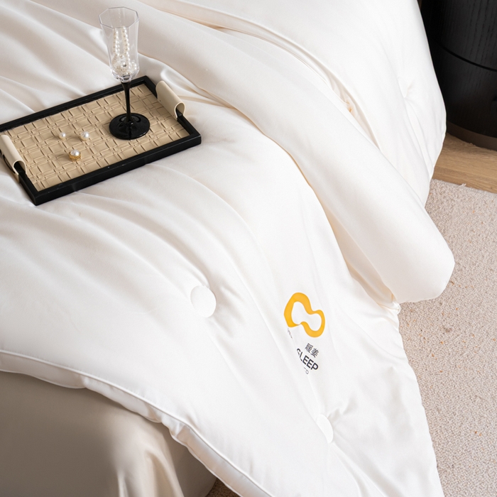 91家纺网 家纺一手货源 找家纺 丽卡家纺 2025年秋冬新品好运来暖姜被被子被芯（常规生产款为春秋被和冬被，常规尺寸为200*230和220*240cm，其他特殊尺寸/加厚款接受下单定制） 好运来暖姜被-白色