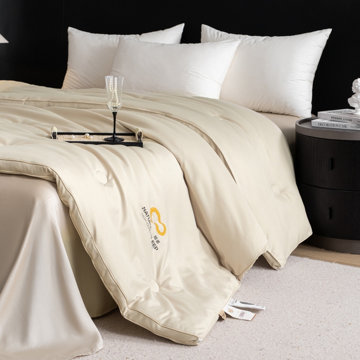 91家纺网 家纺一手货源 找家纺 丽卡家纺 2025年秋冬新品好运来暖姜被被子被芯（常规生产款为春秋被和冬被，常规尺寸为200*230和220*240cm，其他特殊尺寸/加厚款接受下单定制） 好运来暖姜被-卡其