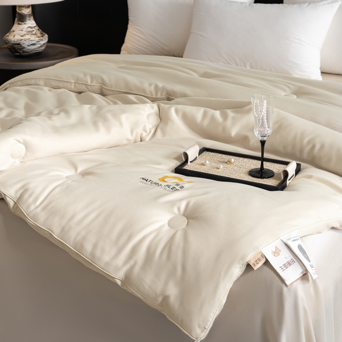 91家纺网 家纺一手货源 找家纺 丽卡家纺 2025年秋冬新品好运来暖姜被被子被芯（常规生产款为春秋被和冬被，常规尺寸为200*230和220*240cm，其他特殊尺寸/加厚款接受下单定制） 好运来暖姜被-卡其