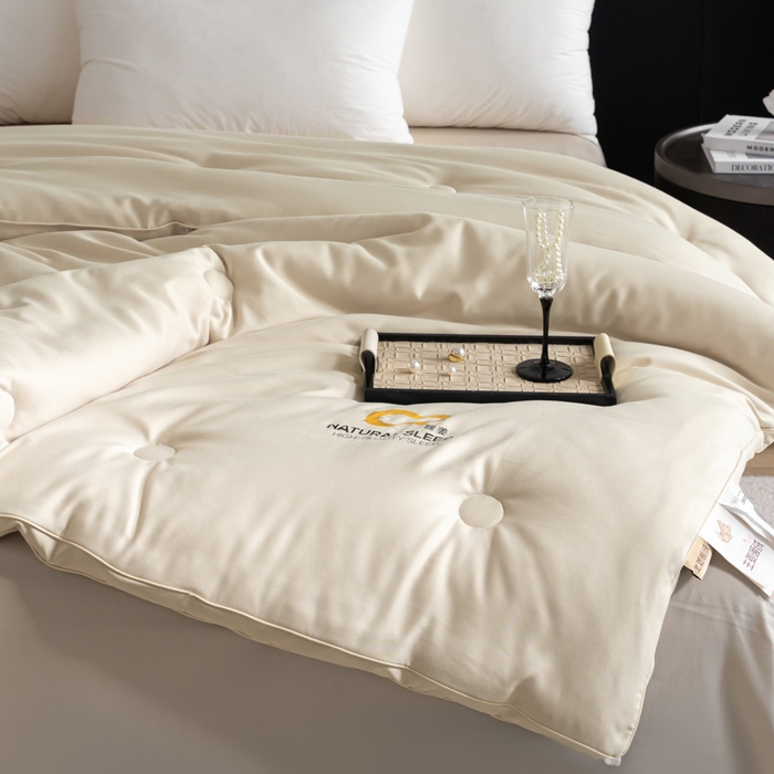 91家纺网 家纺一手货源 找家纺 丽卡家纺 2025年秋冬新品好运来暖姜被被子被芯（常规生产款为春秋被和冬被，常规尺寸为200*230和220*240cm，其他特殊尺寸/加厚款接受下单定制） 好运来暖姜被-卡其