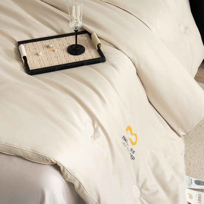 91家纺网 家纺一手货源 找家纺 丽卡家纺 2025年秋冬新品好运来暖姜被被子被芯（常规生产款为春秋被和冬被，常规尺寸为200*230和220*240cm，其他特殊尺寸/加厚款接受下单定制） 好运来暖姜被-卡其