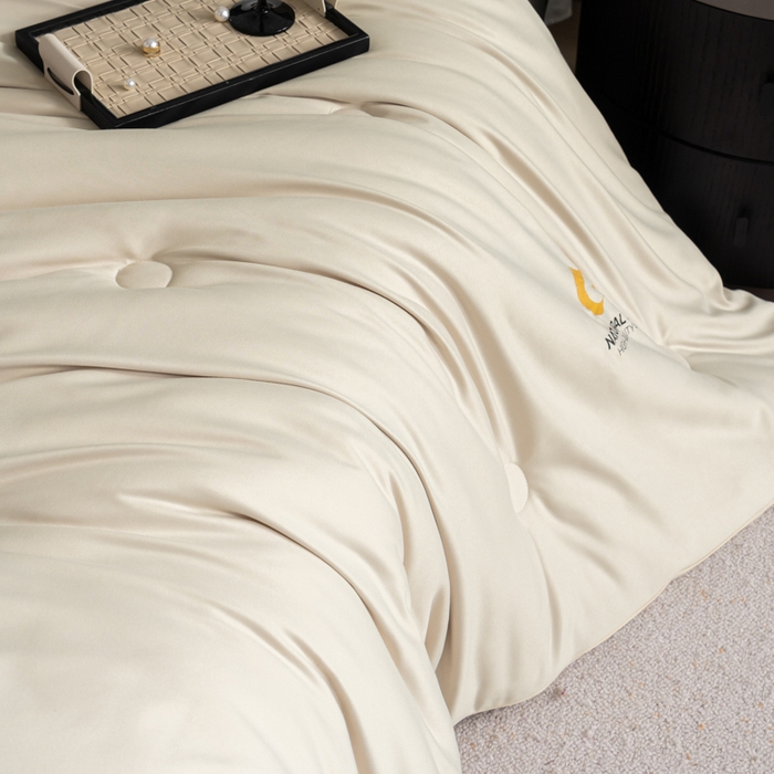 91家纺网 家纺一手货源 找家纺 丽卡家纺 2025年秋冬新品好运来暖姜被被子被芯（常规生产款为春秋被和冬被，常规尺寸为200*230和220*240cm，其他特殊尺寸/加厚款接受下单定制） 好运来暖姜被-卡其