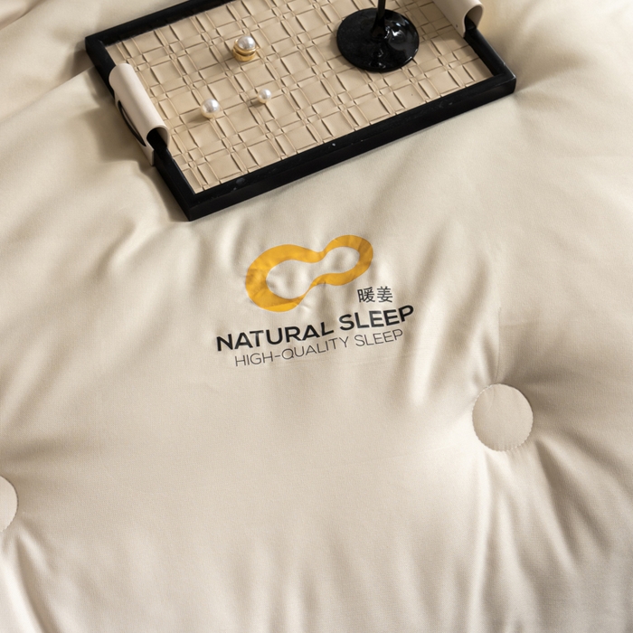 91家纺网 家纺一手货源 找家纺 丽卡家纺 2025年秋冬新品好运来暖姜被被子被芯（常规生产款为春秋被和冬被，常规尺寸为200*230和220*240cm，其他特殊尺寸/加厚款接受下单定制） 好运来暖姜被-卡其