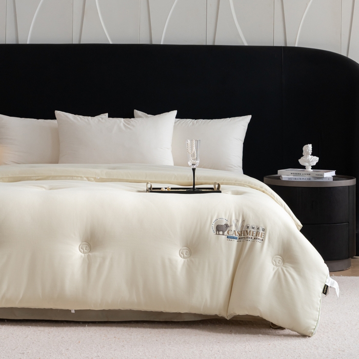 91家纺网 家纺一手货源 找家纺 丽卡家纺 2025年秋冬新品希贝尔羊绒大豆被被子被芯 希贝尔羊绒大豆被-白色