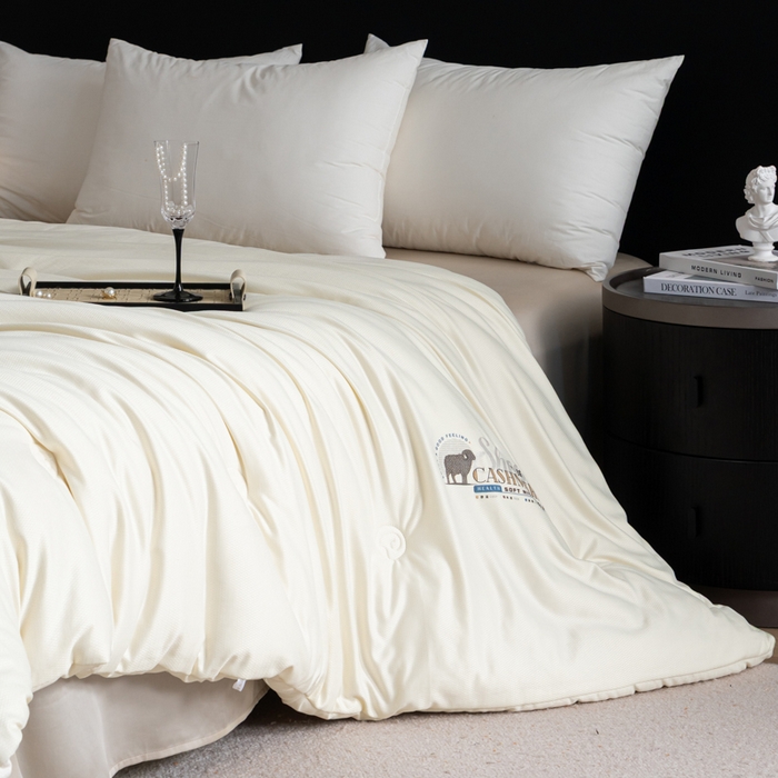 91家纺网 家纺一手货源 找家纺 丽卡家纺 2025年秋冬新品希贝尔羊绒大豆被被子被芯 希贝尔羊绒大豆被-白色