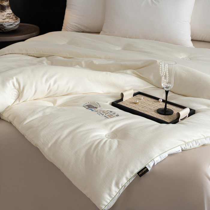 91家纺网 家纺一手货源 找家纺 丽卡家纺 2025年秋冬新品希贝尔羊绒大豆被被子被芯 希贝尔羊绒大豆被-白色