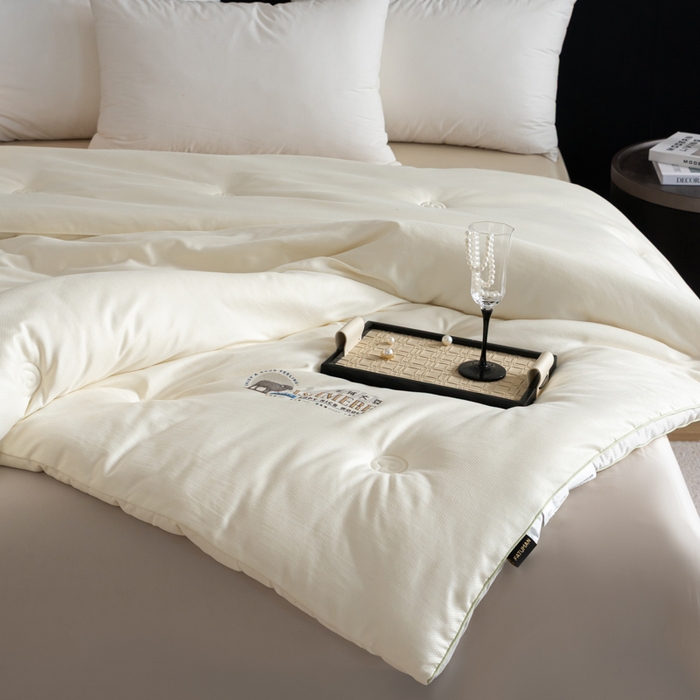 91家纺网 家纺一手货源 找家纺 丽卡家纺 2025年秋冬新品希贝尔羊绒大豆被被子被芯 希贝尔羊绒大豆被-白色